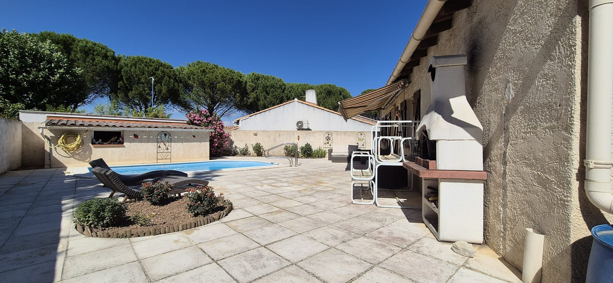 Coup de cœur ! Maison de plain-pied 3 chambres avec piscine et pool house